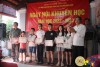 Ông Nguyễn Văn Việt - Trưởng ban Hội đồng gia tộc trao thưởng cho các cháu học sinh có thành tích xuất sắc trong học tập và rèn luyện