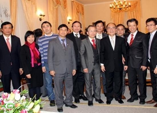 Chủ tịch Quốc hội Nguyễn Sinh Hùng gặp gỡ người Việt tại CHLB Đức