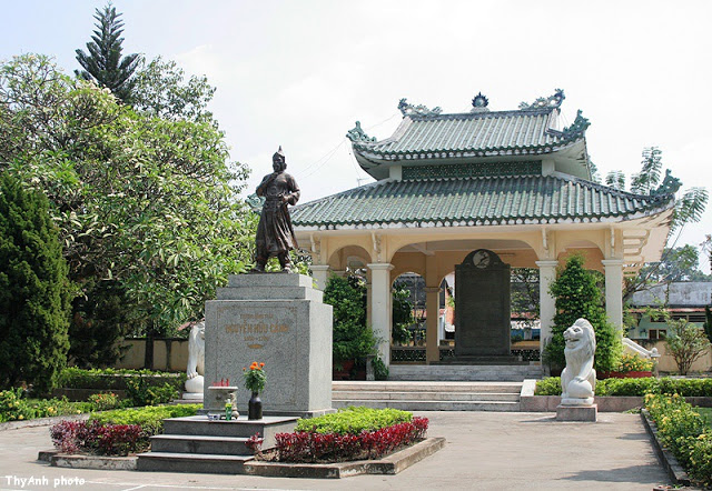 Bức tượng cụ Nguyễn Hữu Cảnh ở đền thờ tại Cù Lao Phố - Hòa Hiệp - Đồng Nai