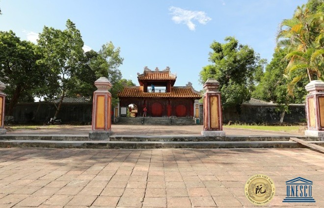 Lăng Gia Long hay Thiên Thọ Lăng, là lăng mộ của Gia Long hoàng đế (1762-1820), vị vua sáng lập nên triều Nguyễn. Lăng được xây dựng từ năm 1814 và đến năm 1820 mới hoàn tất.
