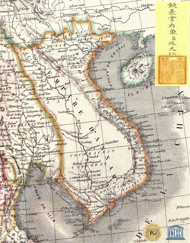 Bản đồ bán đảo Đông Dương năm 1829, Việt Nam nằm dọc theo bờ Đông của bán đảo. Con dấu ở góc phải trên là ấn tín của triều đình nhà Nguyễn. VINTAGE MAP FROM ATLAS UNIVERSEL (SEAL VIA WIKICOMMONS)