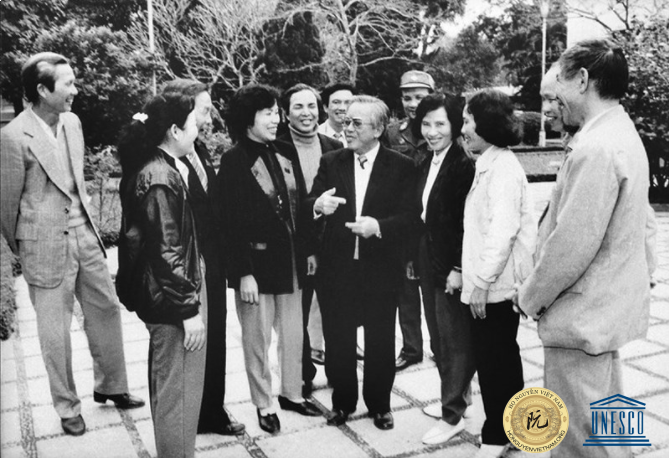 Chủ tịch Quốc hội Lê Quang Đạo trao đổi với các đại biểu Quốc hội tại kỳ họp thứ nhất Quốc hội khóa VIII, tháng 6/1987. (Ảnh tư liệu)