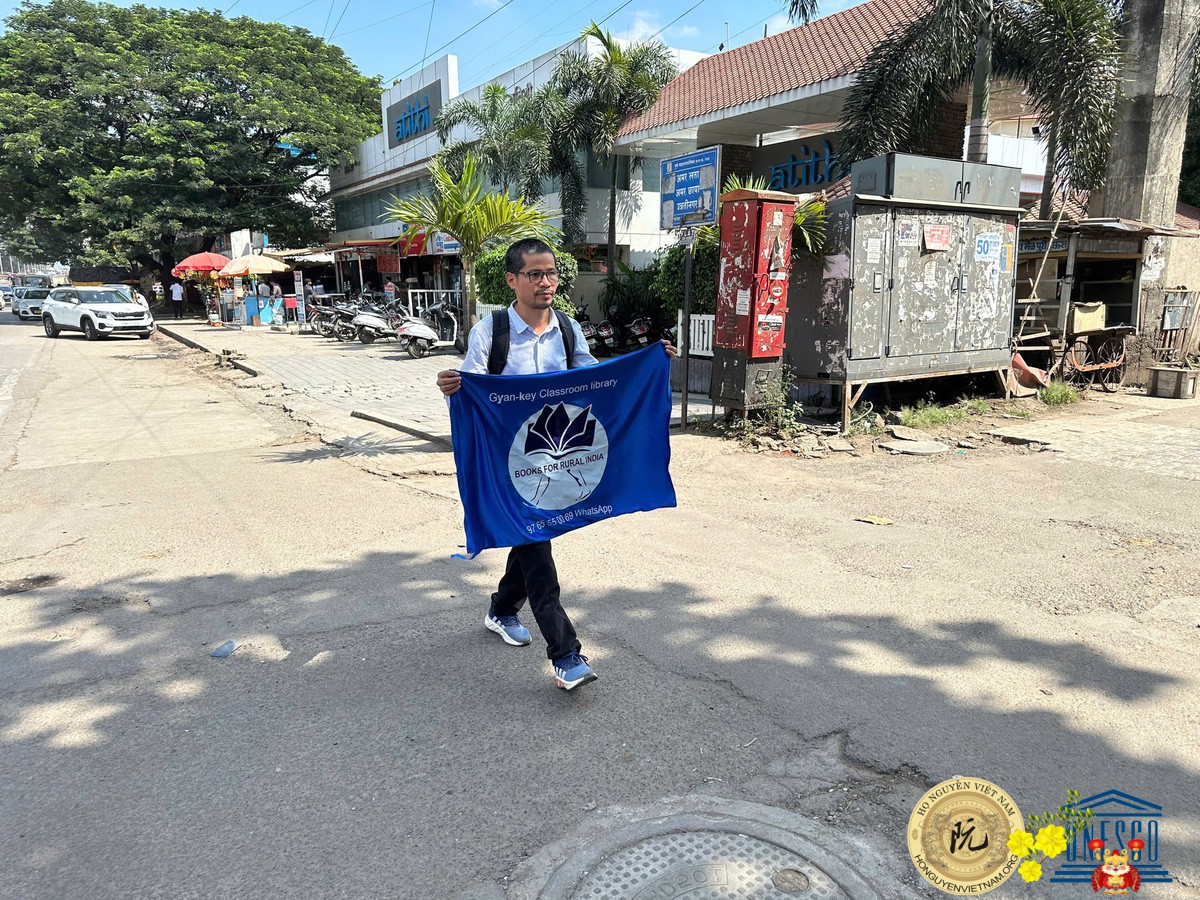 Ông Nguyễn Quang Thạch trong ngày đi bộ đầu tiên chuyến đi bộ vận động Sách về nông thôn Ấn Độ lần thứ 3 - Ảnh: NVCC