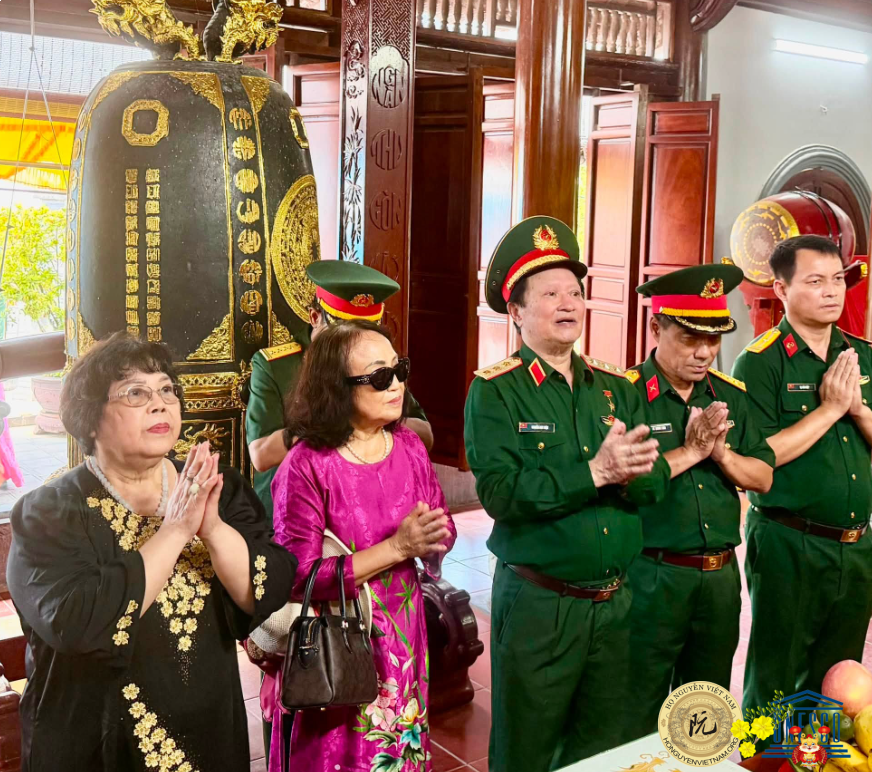 Tướng Hiệu dâng hương tại Nghĩa trang Liệt sĩ Quốc gia Đường 9.