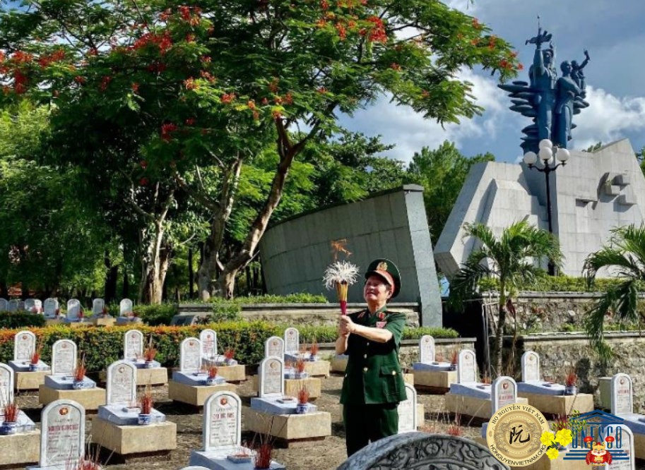 Tướng Hiệu dâng hương tại Nghĩa trang Liệt sĩ Quốc gia Đường 9.