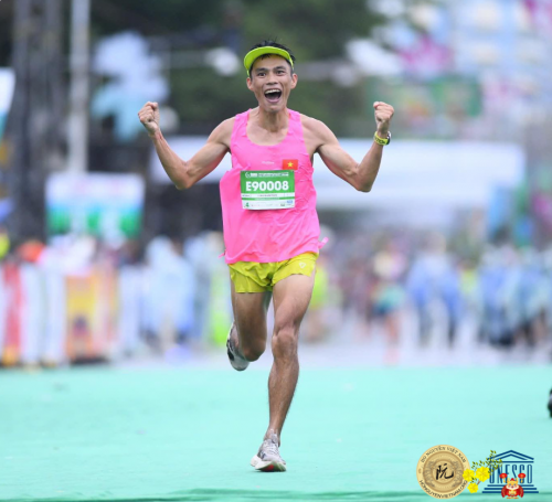 "Dị Nhân" Nguyễn Văn Long: hành trình chạy bộ xuyên việt lần thứ ba, biểu tượng ý chí Việt Nam mừng kỷ niệm lần thứ 80 Quốc Khánh Việt Nam.