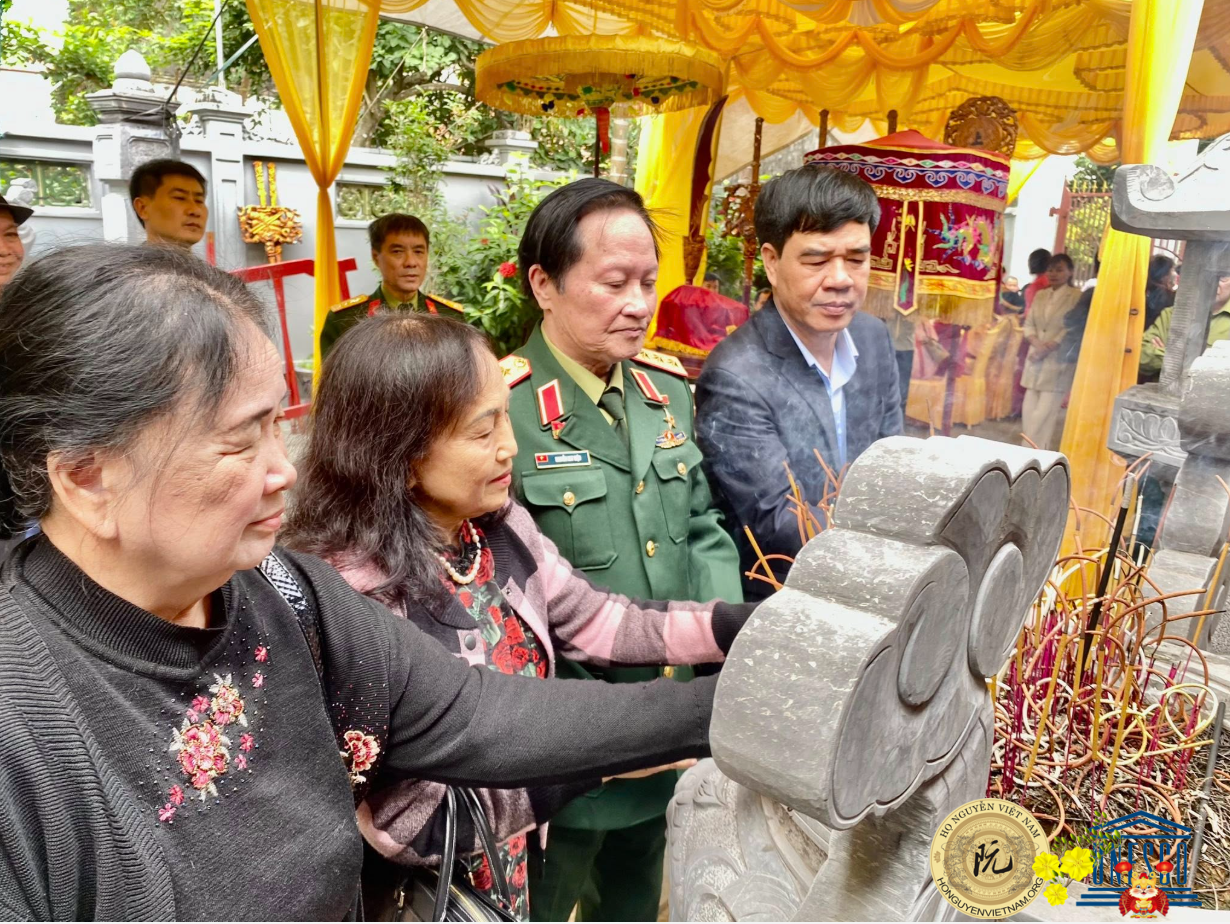 THƯỢNG TƯỚNG NGUYỄN HUY HIỆU DỰ LỄ VÀ DÂNG HƯƠNG TẠI LỄ GIỖ NGÀI ĐỊNH QUỐC CÔNG NGUYỄN BẶC LẦN THỨ 1046