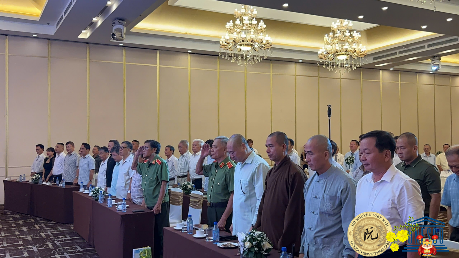 Đông đảo bà con họ Nguyễn Hữu đang hướng về sân khấu trong nghi thức tưởng niệm