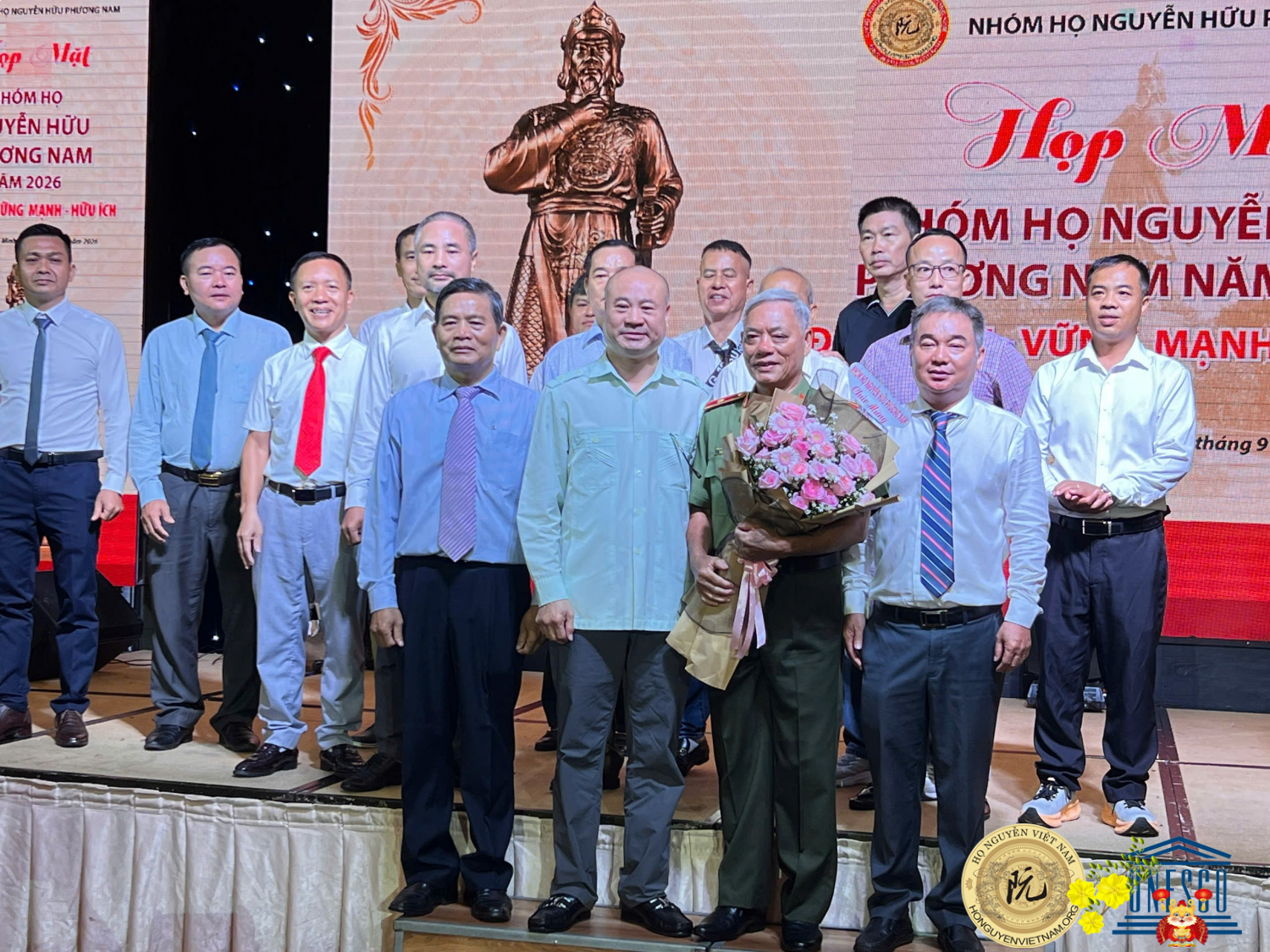 Ban liên lạc Nhóm họ Nguyễn Hữu Phương Nam nhiệm kỳ 2026-2028 ra mắt trên sân khấu, nhận hoa chúc mừng từ đại biểu